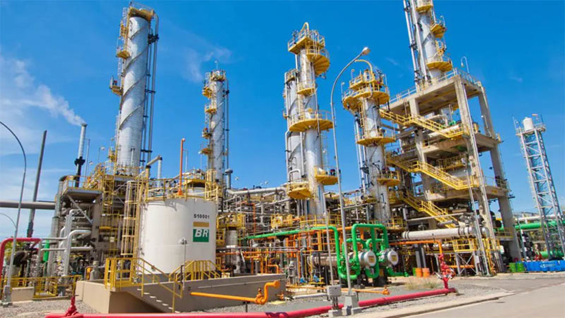 Imagem 1 - Unidades de Refino da Petrobras atingem patamar de 97,3% de Fator de Utilização Total . O resultado, referente ao mês de agosto de 2023, é o melhor desde dezembro de 2014. A produção de diesel total no mês foi de 3,78 bilhões de litros, a maior em 2023. A produção de diesel S10, produto mais moderno, sustentável e com baixo teor de enxofre, atingiu 2,37 bilhões de litros no mesmo período. As refinarias da Petrobras vêm atingindo recordes sucessivos no FUT desde maio deste ano. Os resultados são importantes para o amortecimento da volatilidade de preços do mercado externo. Imagem 1 - Unidades de Refino da Petrobras atingem patamar de 97,3% de Fator de Utilização Total . O resultado, referente ao mês de agosto de 2023, é o melhor desde dezembro de 2014. A produção de diesel total no mês foi de 3,78 bilhões de litros, a maior em 2023. A produção de diesel S10, produto mais moderno, sustentável e com baixo teor de enxofre, atingiu 2,37 bilhões de litros no mesmo período. As refinarias da Petrobras vêm atingindo recordes sucessivos no FUT desde maio deste ano. Os resultados são importantes para o amortecimento da volatilidade de preços do mercado externo.