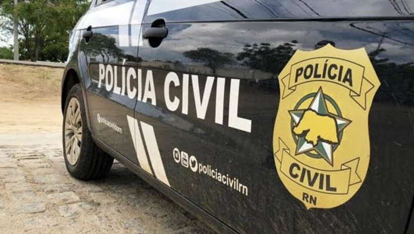 Imagem 1 - Polícia prende auxiliar de Pedreiro por homicídio ocorrido em 2006, em Mossoró. Francivaldo Morais Pereira, de 42 anos, natural do município de Patu, foi preso nesta sexta-feira (8), no momento em que trabalhava como auxiliar de pedreiro em uma obra. Contra ele havia um mandado de prisão preventiva, expedido no ano de 2018, por suspeita de ter matado com golpes de faca peixeira Francisco Wagner Xavier, no ano de 2006, em Mossoró. De acordo com o delegado Antônio Carlos, da Deicor, ao ser preso o homem confessou a prática do crime, mas afirmou que não sabia que havia um mandado de prisão contra ele. Francivaldo foi encaminhado para o sistema prisional, onde permanecerá à disposição da Justiça. Imagem 1 - Polícia prende auxiliar de Pedreiro por homicídio ocorrido em 2006, em Mossoró. Francivaldo Morais Pereira, de 42 anos, natural do município de Patu, foi preso nesta sexta-feira (8), no momento em que trabalhava como auxiliar de pedreiro em uma obra. Contra ele havia um mandado de prisão preventiva, expedido no ano de 2018, por suspeita de ter matado com golpes de faca peixeira Francisco Wagner Xavier, no ano de 2006, em Mossoró. De acordo com o delegado Antônio Carlos, da Deicor, ao ser preso o homem confessou a prática do crime, mas afirmou que não sabia que havia um mandado de prisão contra ele. Francivaldo foi encaminhado para o sistema prisional, onde permanecerá à disposição da Justiça.