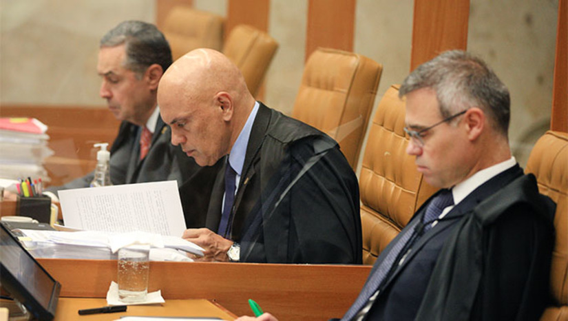 Imagem 1 -  O ministro Alexandre de Moraes ainda determinou o afastamento do tenente-coronel do exercício das funções de seu cargo de oficial no Exército. Na decisão, Moraes afirma que, em caso de descumprimento das medidas cautelares, Cid deve voltar para a prisão.  O ministro afirma que "no atual momento procedimental, o encerramento de inúmeras diligências pela Polícia Federal e a oitiva do investigado, por três vezes e após ser decretada sua incomunicabilidade com os demais investigados, apontam a desnecessidade da manutenção da prisão preventiva, pois não mais se mantém presente qualquer das hipóteses excepcionais e razoavelmente previstas na legislação que admitem a relativização da liberdade de ir e vir para fins de investigação criminal".