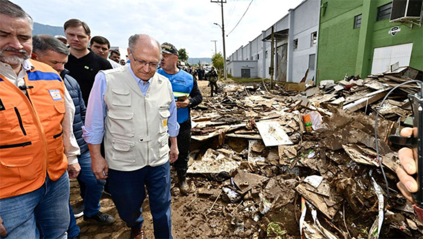 Imagem 1 -  Os recursos serão distribuídos da seguinte forma: R$ 26 milhões para o Ministério da Defesa, para o uso de helicópteros e demais maquinários na região nas buscas e reconstrução; R$ 80 milhões para Ministério da Saúde, que montou um hospital de campanha em Roca Sales (RS) e reconstrução de unidades de saúde destruídas, além da atuação das equipes da Força Nacional de Saúde na região. Governo confirma 43 mortos.