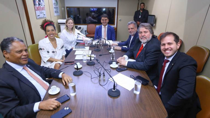Imagem 1 -  Parecer da minirreforma eleitoral será votado às 16h desta segunda-feira (11). Ficou acertado que o parecer vai conter dois projetos, um de lei (PL) e outro de lei complementar (PLP), conforme os temas tratados. Depois de aprovadas pelo grupo, cada proposta ganhará um requerimento de urgência, viabilizando a votação no Plenário da Câmara na quarta-feira (13). Na terça (12), o parecer será apresentado ao Colégio de Líderes, deixando cerca de três semanas para o Senado apreciar. A preocupação com a data é que, para que possa valer já nas eleições municipais de 2024, a minirreforma eleitoral precisa virar lei antes do dia 6 de outubro, um ano antes do pleito. 