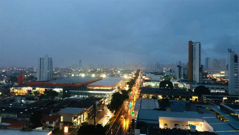 Imagem 1 -  Três das quatro mesorregiões do RN registraram chuvas acima do esperado em agosto. O estado potiguar registrou chuvas 34,80% acima da média do mês, em 2023. A região Central foi a mais chuvosa, com 112,10%. A análise é do Sistema de Monitoramento da Empresa de Pesquisa Agropecuária do Rio Grande do Norte (Emparn). A previsão para o próximo trimestre (setembro, outubro e novembro) é de chuvas abaixo do normal, devido a atuação do fenômeno El Ñino no Brasil, que provoca o aquecimento nas águas do oceano Pacífico na faixa equatorial. As temperaturas no período devem superar os valores considerados normais (no interior, em setembro 35ºC outubro e novembro 36°C. No Litoral, 29°C e outubro e novembro, 30°C.