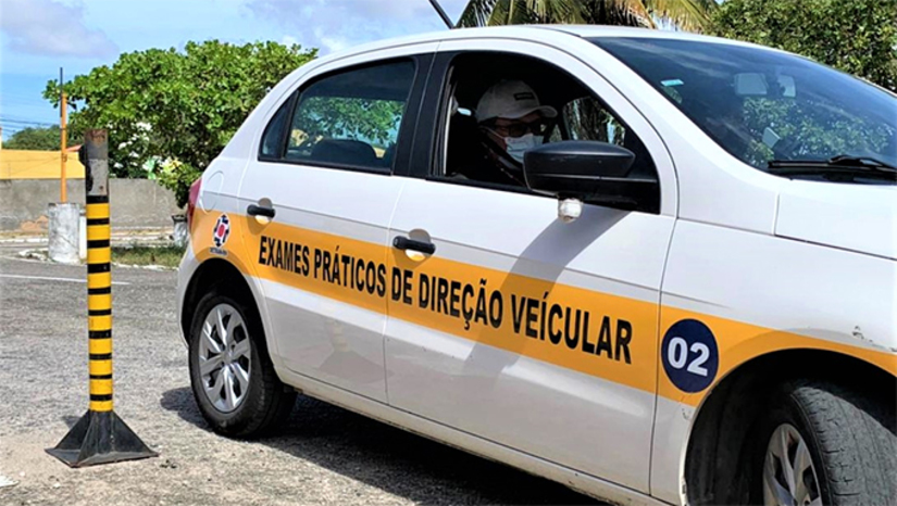 Imagem 1 -   Programa CNH Popular beneficiará mil condutores no Rio Grande do Norte. O valor total estimado do investimento é de R$ 1.949.782,50. O valor mais que triplicou relativo ao programa desenvolvido em 2021. O Governo do Rio Grande do Norte lançou na manhã desta segunda-feira (11) o Programa CNH Popular que garante carteira de habilitação para a população de baixa renda. As inscrições iniciam nesta terça-feira (12) e vão até o dia 24 de setembro. A seleção acontece até o dia 13 de outubro de 2023.