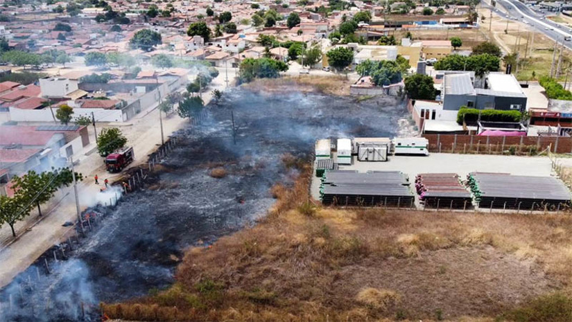 Imagem 1 - Grande incêndio em mato foi registrado na cidade de Mossoró nesta segunda-feira, 11. O caso aconteceu durante a manhã, em um terreno localizado nas proximidades do Hospital da Solidariedade e do Hotel Terra do Sal, no Loteamento Cidade Nova. O fogo consumiu grande parte do mato seco, mas não chegou a atingir residências próximas e nem as dependências do hotel. O corpo de bombeiros segue reforçando que a população não jogue lixo nessas áreas, nem utilize o fogo como forma de limpar o terreno. Imagem 1 - Grande incêndio em mato foi registrado na cidade de Mossoró nesta segunda-feira, 11. O caso aconteceu durante a manhã, em um terreno localizado nas proximidades do Hospital da Solidariedade e do Hotel Terra do Sal, no Loteamento Cidade Nova. O fogo consumiu grande parte do mato seco, mas não chegou a atingir residências próximas e nem as dependências do hotel. O corpo de bombeiros segue reforçando que a população não jogue lixo nessas áreas, nem utilize o fogo como forma de limpar o terreno.