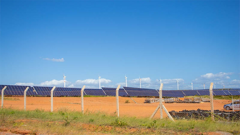 Imagem 1 -  Idema vai apresentar estudo sobre viabilidade ambiental para implantação do Complexo Fotovoltaico Caraúbas. O estudo será apresentado durante audiência pública, que será realizada na próxima quinta-feira (14), às 19h, na Escola Municipal Josué de Oliveira, localizada na Rua Alfredo Alves de Azevedo, no município de Caraúbas. Composto por 19 usinas fotovoltaicas, o Complexo tem potência total de 879,872 MW. O empreendimento tem uma área de intervenção total prevista de 1.503 hectares inserido nos municípios de Caraúbas e Felipe Guerra, limitando-se com os municípios de Governador Dix-Sept Rosado, Apodi, Upanema, Campo Grande, Janduís, Patu, Olho d’Água do Borges e Umarizal. 