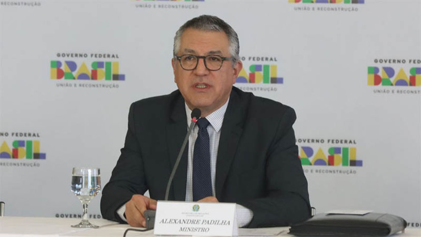 Imagem 1 -  Ministro diz que governo quer antecipar R$ 10 bi para compensar estados e municípios com perdas no ICMS. A informação foi repassada nesta terça-feira (12), pelo ministro das Relações Institucionais, Alexandre Padilha. A antecipação ainda precisa ser aprovada em um projeto de lei no Congresso. Essa quantia seria transferida em 2024, mas o governo quer fazer o pagamento já em 2023. Desse montante, R$ 2,5 bilhões serão destinados aos municípios. Os R$ 7,5 bilhões restantes serão destinados aos estados, visto que o ICMS é um tributo estadual. Ao todo, a compensação será de R$ 27 bilhões até 2026.