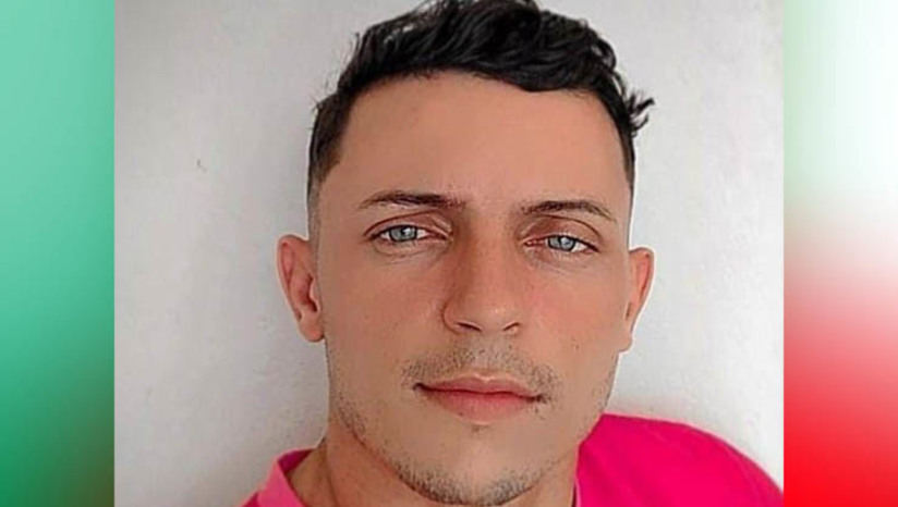 Imagem 1 - Amante teria sido o pivô do assassinato de Ronaldo Oliveira, em Apodi. O crime aconteceu no dia 29 de agosto deste ano. Ronaldo, que deixou dois filhos pequenos e residia na zona rural em Apodi-RN, foi assassinado na localidade de Bico Torto, daquele município. O principal suspeito do crime é o comerciante Eliabe, que teria usado o carro para derrubá-lo e depois passou por cima 3 vezes. Os familiares apontam também o envolvimento de uma jovem mulher, que seria amante de Eliab e também de Ronaldo. A Polícia Civil confirmou ao MH que continua investigando o caso. Imagem 1 - Amante teria sido o pivô do assassinato de Ronaldo Oliveira, em Apodi. O crime aconteceu no dia 29 de agosto deste ano. Ronaldo, que deixou dois filhos pequenos e residia na zona rural em Apodi-RN, foi assassinado na localidade de Bico Torto, daquele município. O principal suspeito do crime é o comerciante Eliabe, que teria usado o carro para derrubá-lo e depois passou por cima 3 vezes. Os familiares apontam também o envolvimento de uma jovem mulher, que seria amante de Eliab e também de Ronaldo. A Polícia Civil confirmou ao MH que continua investigando o caso.