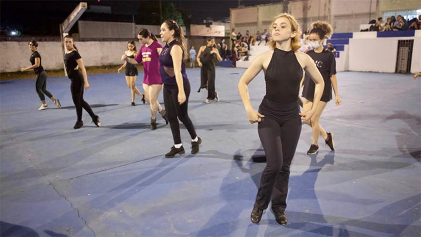 Imagem 1 -  Cerca de 100 atores se preparam para se apresentarem no Auto da Liberdade 2023. O espetáculo, que resgata a memória dos quatro atos libertários de Mossoró, será apresentado nos dias 27, 28 e 29 de setembro, na Estação das Artes Elizeu Ventania. A preparação, que está em ritmo acelerado, vem acontecendo na Escola de Artes, todos os dias, sempre a partir das 19h. O Auto da Liberdade 2023 tem como diretor-geral Leonardo Wagner. Serão cerca de 100 pessoas em cena, sendo 30 profissionais (entre atores e bailarinos) e mais 70 pessoas da comunidade.