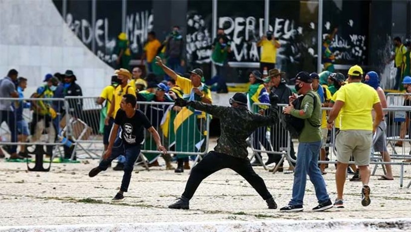 Imagem 1 - O STF iniciou na manhã desta quarta-feira os primeiros julgamentos que podem resultar na condenação de quatro pessoas. O magistrado rebateu a defesa de um dos réus, que pediu que o julgamento fosse suspenso e que o tribunal reconhecesse que os casos deveriam ser analisados na primeira instância. Moraes também criticou o "terraplanismo" e o "negacionismo" dos que tentam minimizar os ataques às instituições. Imagem 1 - O STF iniciou na manhã desta quarta-feira os primeiros julgamentos que podem resultar na condenação de quatro pessoas. O magistrado rebateu a defesa de um dos réus, que pediu que o julgamento fosse suspenso e que o tribunal reconhecesse que os casos deveriam ser analisados na primeira instância. Moraes também criticou o "terraplanismo" e o "negacionismo" dos que tentam minimizar os ataques às instituições.