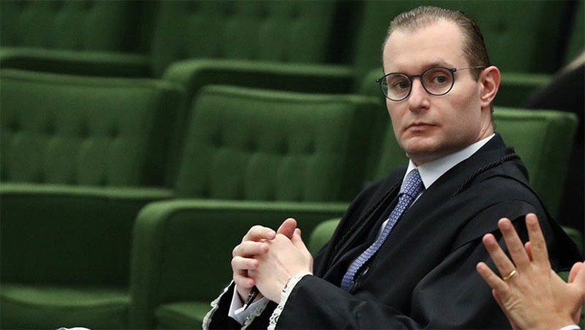 Imagem 1 -  Zanin vota com relator pela condenação do primeiro réu por atos golpistas de 8 de janeiro. O ministro Cristiano Zanin acompanhou o voto do relator, ministro Alexandre de Moraes, pela condenação de Aécio Lúcio Costa Pereira. No entanto, ao contrário de Moraes, que sugeriu a pena inicial de 17 anos, Zanin sugeriu apenas 15 anos. Aécio está sendo acusado dos crimes de associação criminosa armada, abolição violenta do Estado Democrático de Direito, tentativa de golpe de Estado, dano qualificado pela violência e grave ameaça com substância inflamável contra o patrimônio da União e deterioração de patrimônio tombado. Nesta quarta-feira (13), além de Moraes, também votou o ministro Nunes Marques, que divergiu do relator, propondo condenar o réu por apenas 2 crimes.