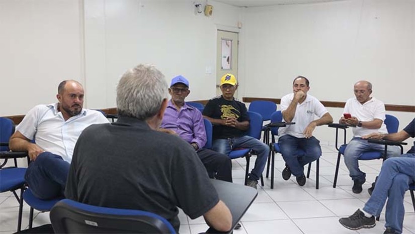 Imagem 1 - Ao todo, a consultoria atende 12 apicultores. O encontro aconteceu na regional Mossoró do Serviço Brasileiro de Apoio às Micro e Pequenas Empresas (Sebrae). As reuniões ocorrem bimestralmente e pretendem alinhar as ações estratégicas para o desenvolvimento da cadeia produtiva no município. Consultores vão a campo e executam o que foi definido nesses encontros com apicultores. Imagem 1 - Ao todo, a consultoria atende 12 apicultores. O encontro aconteceu na regional Mossoró do Serviço Brasileiro de Apoio às Micro e Pequenas Empresas (Sebrae). As reuniões ocorrem bimestralmente e pretendem alinhar as ações estratégicas para o desenvolvimento da cadeia produtiva no município. Consultores vão a campo e executam o que foi definido nesses encontros com apicultores.