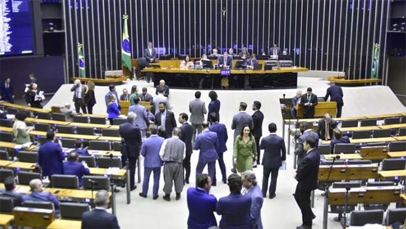 Imagem 1 -  Foram 367 votos favoráveis e 86 contrários. Os destaques que podem mudar trechos da proposta serão votados na quinta-feira (14).  A legalização das candidaturas coletivas para deputados e vereadores; e o transporte público gratuito obrigatório no dia das eleições são as principais inovações do texto. As novas regras precisam virar lei até o dia 6 de outubro para valer nas eleições municipais do ano que vem. 