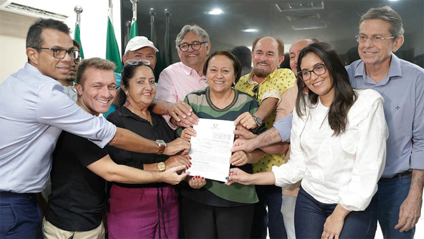 Imagem 1 -  Contrato para construção de nova agrovila no Complexo de Oiticica é assinado. O contrato no valor de R$ 3,95 milhões, assinado nesta quinta-feira (14), pelo Governo do RN, compreende a construção da Agrovila de São Fernando, com 24 unidades habitacionais, implantação do sistema de abastecimento de água, rede elétrica, cercamento e um prédio para sediar a administração sóciocomunitária, infraestrutura necessária para possibilitar o reassentamento de moradores da área rural que será inundada pela construção da Barragem Oiticica.