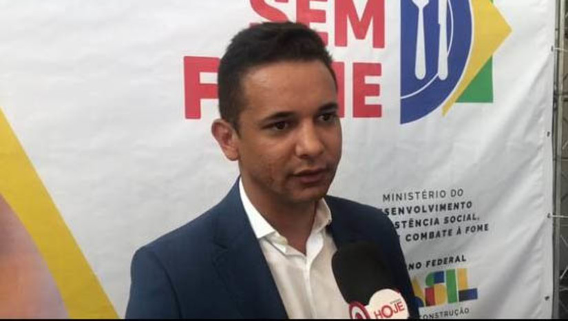 Imagem 1 - Prefeito fala sobre a importância da visita do ministro do Desenvolvimento Social a Mossoró. Wellington Dias desembarcou no Aeroporto de Mossoró por volta das 9h30 desta sexta-feira (15). Segundo Allyson Bezerra, Dias foi questionado sobre os bloqueios que aconteceram no bolsa família e afirmou que todos serão restabelecidos, à medida que os beneficiários forem conseguindo o direito ao benefício. Imagem 1 - Prefeito fala sobre a importância da visita do ministro do Desenvolvimento Social a Mossoró. Wellington Dias desembarcou no Aeroporto de Mossoró por volta das 9h30 desta sexta-feira (15). Segundo Allyson Bezerra, Dias foi questionado sobre os bloqueios que aconteceram no bolsa família e afirmou que todos serão restabelecidos, à medida que os beneficiários forem conseguindo o direito ao benefício.