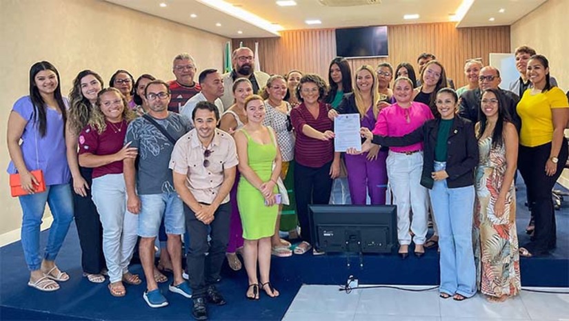 Imagem 1 - De autoria do Executivo local, a proposta legislativa foi aprovada à unanimidade pelos vereadores. “É motivo de alegria, valorização e reconhecimento, que vai trazer mais dignidade e melhores condições de vida para esses profissionais”, ressaltou a gestora. Desde o primeiro ano de mandato, a gestão de Cinthia tem sido uma importante parceira das categorias do serviço público em Grossos, garantindo direitos e viabilizando conquistas para o conjunto do funcionalismo municipal. Imagem 1 - De autoria do Executivo local, a proposta legislativa foi aprovada à unanimidade pelos vereadores. “É motivo de alegria, valorização e reconhecimento, que vai trazer mais dignidade e melhores condições de vida para esses profissionais”, ressaltou a gestora. Desde o primeiro ano de mandato, a gestão de Cinthia tem sido uma importante parceira das categorias do serviço público em Grossos, garantindo direitos e viabilizando conquistas para o conjunto do funcionalismo municipal.