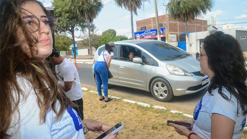 Imagem 1 - A Prefeitura de Mossoró realizou na manhã deste sábado (16), na avenida Abel Coelho, bairro Abolição II, um Drive Thru com o objetivo de conscientizar a população sobre a importância de reciclar o lixo para obter uma cidade mais limpa.“A Semurb está preocupada, na verdade, de mudar a história de Mossoró com relação à limpeza da cidade. Para isso, precisamos da colaboração da população, a gente faz a nossa parte e a população faz a dela, pois são pequenas atitudes como esse drive-thru, que a gente tenta conscientizar essa população a colocar o lixo no lugar do lixo e não jogar em avenidas, em canteiros, em locais não apropriados”, declarou Miguel Rogério, Secretário da SEMURB Imagem 1 - A Prefeitura de Mossoró realizou na manhã deste sábado (16), na avenida Abel Coelho, bairro Abolição II, um Drive Thru com o objetivo de conscientizar a população sobre a importância de reciclar o lixo para obter uma cidade mais limpa.“A Semurb está preocupada, na verdade, de mudar a história de Mossoró com relação à limpeza da cidade. Para isso, precisamos da colaboração da população, a gente faz a nossa parte e a população faz a dela, pois são pequenas atitudes como esse drive-thru, que a gente tenta conscientizar essa população a colocar o lixo no lugar do lixo e não jogar em avenidas, em canteiros, em locais não apropriados”, declarou Miguel Rogério, Secretário da SEMURB
