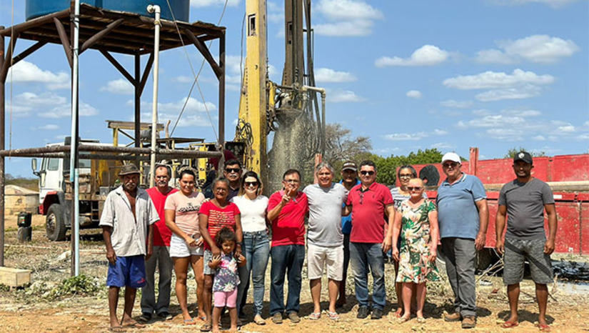 Imagem 1 - Com profundidade de 250 metros, o poço foi perfurado com recursos próprios do Município e vai beneficiar cerca de 40 famílias do Riachão e adjacências. “O objetivo é sanar de vez o problema da falta d’água nessa importante localidade rural. Um compromisso que assumimos e que estamos cumprindo”, ressaltou Dr. Artur Vale. Imagem 1 - Com profundidade de 250 metros, o poço foi perfurado com recursos próprios do Município e vai beneficiar cerca de 40 famílias do Riachão e adjacências. “O objetivo é sanar de vez o problema da falta d’água nessa importante localidade rural. Um compromisso que assumimos e que estamos cumprindo”, ressaltou Dr. Artur Vale.