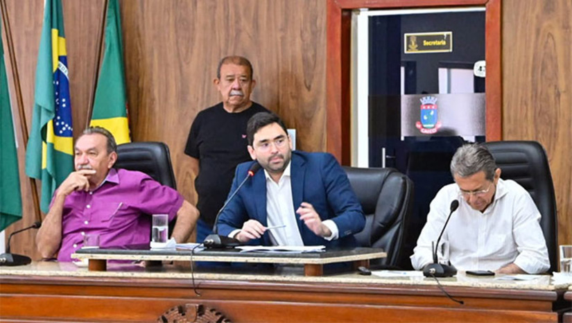 Imagem 1 -  O secretário estadual de recursos hídricos, Paulo Varela Lopes, esclareceu alguns pontos da lei, que vêm gerando dúvidas na população e foi enfático ao afirmar que não haverá cobrança na região do Seridó.  "O decreto não incide sobre as águas superficiais do Seridó, visto que a bacia Piancó-Piranhas-Assu são águas federais e não entram no decreto por serem de domínio do estado", explicou.  Paulo Varela esclareceu que também estarão isentos da cobrança a agricultura familiar e os produtores de áreas irrigadas com até 10 hectares de terra, assim como os enquadrados na lei nº 10.925 