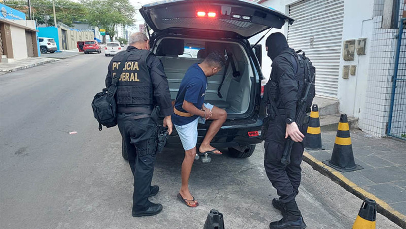 Imagem 1 - Líder de facção potiguar conhecido como “Chocolate” é preso em Caruaru/PE. O homem foi preso na quarta-feira (13), em uma ação conjunta da Força Integrada de Combate ao Crime Organizado no Rio Grande do Norte (FICCO/RN) e policiais da Delegacia da Polícia Federal em Caruaru/PE. “Chocolate”, que possuía dois mandados de prisão expedidos pela Justiça do Estado do RN, havia rompido sua tornozeleira eletrônica e estava foragido desde então. Suas condenações envolviam associação criminosa, roubo qualificado, receptação e tráfico de drogas. Imagem 1 - Líder de facção potiguar conhecido como “Chocolate” é preso em Caruaru/PE. O homem foi preso na quarta-feira (13), em uma ação conjunta da Força Integrada de Combate ao Crime Organizado no Rio Grande do Norte (FICCO/RN) e policiais da Delegacia da Polícia Federal em Caruaru/PE. “Chocolate”, que possuía dois mandados de prisão expedidos pela Justiça do Estado do RN, havia rompido sua tornozeleira eletrônica e estava foragido desde então. Suas condenações envolviam associação criminosa, roubo qualificado, receptação e tráfico de drogas.