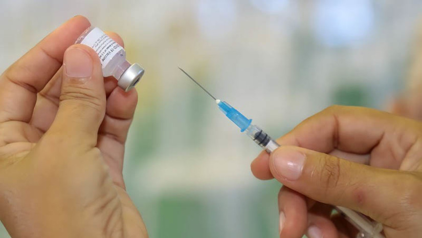 Imagem 1 -  Vítimas de violência sexual entre 9 e 45 anos podem receber a vacina contra HPV, em Mossoró. A oferta do imunizante ao público segue uma Nota Técnica do Ministério da Saúde. No município, a vacina contra HPV às vítimas de violência sexual, conforme critérios estabelecidos pelo Governo Federal, é disponibilizada no Hospital Maternidade Almeida Castro e no Hospital da Mulher Parteira Maria Correia. “É importante que as vítimas de violência sexual, seguindo os protocolos, busquem o atendimento médico, conforme as recomendações das autoridades de saúde. Se possível, conferir o cartão de imunização para verificar a situação vacinal quanto à proteção contra HPV. A equipe realiza uma avaliação completa do paciente e quando necessário também realiza a aplicação de outras vacinas”, explicou Etevaldo de Lima, coordenador de Imunizações do município.