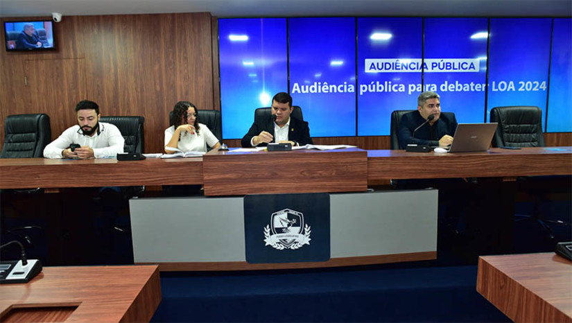 Imagem 1 - Secretário justifica redução no Orçamento e garante serviços, valorização do servidor e concurso para 2024. Em audiência pública sobre o tema, na Câmara Municipal de Mossoró, nesta segunda-feira (18), o secretário municipal de Planejamento, Orçamento e Gestão, Kadson Eduardo, atribuiu a redução de R$ 49 milhões no Orçamento de Mossoró para 2024 à queda na receita prevista para 2023 e informou que a base para a decisão foi o valor arrecadado até este mês. Apesar disto, o o secretário disse que as reduções orçamentárias, em cada secretaria, são proporcionais à redução global dos recursos. Ele garantiu a manutenção dos serviços públicos e de valorização do servidor e assegurou concurso público, ao informar que a comissão com essa finalidade está com trabalhos avançados. Imagem 1 - Secretário justifica redução no Orçamento e garante serviços, valorização do servidor e concurso para 2024. Em audiência pública sobre o tema, na Câmara Municipal de Mossoró, nesta segunda-feira (18), o secretário municipal de Planejamento, Orçamento e Gestão, Kadson Eduardo, atribuiu a redução de R$ 49 milhões no Orçamento de Mossoró para 2024 à queda na receita prevista para 2023 e informou que a base para a decisão foi o valor arrecadado até este mês. Apesar disto, o o secretário disse que as reduções orçamentárias, em cada secretaria, são proporcionais à redução global dos recursos. Ele garantiu a manutenção dos serviços públicos e de valorização do servidor e assegurou concurso público, ao informar que a comissão com essa finalidade está com trabalhos avançados.