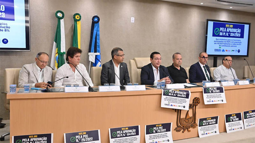 Imagem 1 -  Ezequiel sobre crise: “Os prefeitos do Rio Grande do Norte têm apoio absolutamente irrestrito". Municípios recebem apoios das bancadas federal e estadual. “Os prefeitos do Rio Grande do Norte têm, desta Casa Legislativa, apoio absolutamente irrestrito. Sabemos das dificuldades dos municípios e estamos aqui para dar as mãos e fazer um apelo à bancada federal para que todos possam se somar nessa luta, que é a luta municipalista e, não tenho dúvidas, que a bancada federal está aqui para hipotecar essa solidariedade e apoio. Todos nós sabemos que a vida acontece nos municípios”, afirmou o Presidente da ALRN, após encontro com prefeitos, nesta segunda-feira (18).