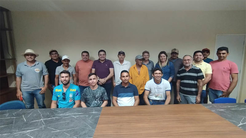 Imagem 1 - Prefeito se compromete a fornecer sede própria à Associação dos Produtores de Castanha. Josivan Bibiano se reuniu com membros da associação nesta segunda-feira (18). O objetivo principal do encontro foi discutir a necessidade de uma sede própria, especialmente considerando a recente conquista da Indicação Geográfica (IG) para a castanha de caju de Serra do Mel. "A IG da castanha de caju de Serra do Mel desempenha um papel fundamental na proteção da cultura e da economia desse patrimônio do Rio Grande do Norte e do Brasil. Isso também estabelecerá uma conexão direta com mercados e consumidores exigentes”, disse o gestor. Imagem 1 - Prefeito se compromete a fornecer sede própria à Associação dos Produtores de Castanha. Josivan Bibiano se reuniu com membros da associação nesta segunda-feira (18). O objetivo principal do encontro foi discutir a necessidade de uma sede própria, especialmente considerando a recente conquista da Indicação Geográfica (IG) para a castanha de caju de Serra do Mel. "A IG da castanha de caju de Serra do Mel desempenha um papel fundamental na proteção da cultura e da economia desse patrimônio do Rio Grande do Norte e do Brasil. Isso também estabelecerá uma conexão direta com mercados e consumidores exigentes”, disse o gestor.