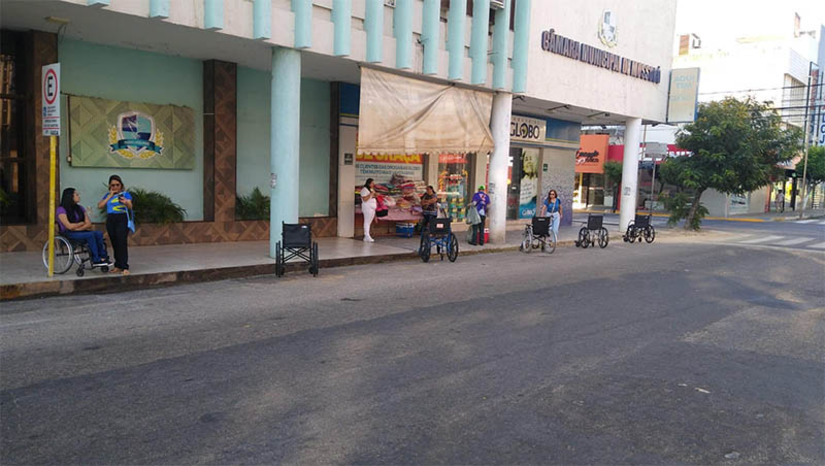Imagem 1 - Vereador “estaciona” cadeiras de rodas no Centro de Mossoró com recado: “É rapidinho, volto já”. O ato público, promovido pelo vereador Tony Fernandes, aconteceu na manhã desta segunda-feira (18) e teve como objetivo conscientizar a população sobre a necessidade de respeitar as vagas destinadas às pessoas com deficiência. “É rapidinho, volto já, essa frase é o que as pessoas com deficiência escutam em todo o país em relação as suas vagas de estacionamento”, explicou o vereador Tony. Panfletos educativos também foram entregues aos motoristas que passavam na rua em frente ao Poder Legislativo de Mossoró. Imagem 1 - Vereador “estaciona” cadeiras de rodas no Centro de Mossoró com recado: “É rapidinho, volto já”. O ato público, promovido pelo vereador Tony Fernandes, aconteceu na manhã desta segunda-feira (18) e teve como objetivo conscientizar a população sobre a necessidade de respeitar as vagas destinadas às pessoas com deficiência. “É rapidinho, volto já, essa frase é o que as pessoas com deficiência escutam em todo o país em relação as suas vagas de estacionamento”, explicou o vereador Tony. Panfletos educativos também foram entregues aos motoristas que passavam na rua em frente ao Poder Legislativo de Mossoró.