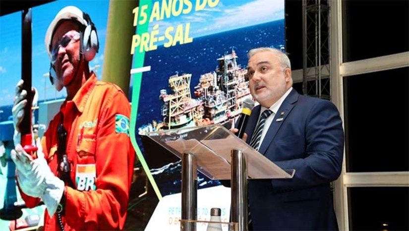 Imagem 1 - 15 anos depois de começar a extrair óleo da camada do pre-sal no litoral do sudeste do País, a Petrobras, finalmente, deve começar a fazer o mesmo na costa do Rio Grande do Norte e Ceará – Margem Equatorial, que vai até a costa do estado do Amapá. Para começar a produzir no litoral do Rio Grande do Norte, o presidente da estatal brasileira, Jean Paul Prates, disse que aguarda somente a última licença do IBAMA, o que deve ser expedito ainda neste mês de setembro, para que os trabalhos comecem antes de novembro. Imagem 1 - 15 anos depois de começar a extrair óleo da camada do pre-sal no litoral do sudeste do País, a Petrobras, finalmente, deve começar a fazer o mesmo na costa do Rio Grande do Norte e Ceará – Margem Equatorial, que vai até a costa do estado do Amapá. Para começar a produzir no litoral do Rio Grande do Norte, o presidente da estatal brasileira, Jean Paul Prates, disse que aguarda somente a última licença do IBAMA, o que deve ser expedito ainda neste mês de setembro, para que os trabalhos comecem antes de novembro.