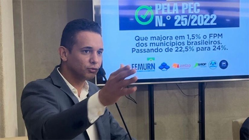 Imagem 1 -  Diante de representantes de diversos municípios potiguares, o prefeito Allyson Bezerra enfatizou a importância vital desses recursos para o desenvolvimento das cidades e para a prestação de serviços públicos de qualidade à população. Ele argumentou que um aumento nos recursos do FPM é essencial para atender às crescentes demandas dos municípios em áreas como saúde, educação, infraestrutura e segurança.  "Estamos aqui para garantir que nossos municípios recebam a devida atenção e investimento por parte do governo estadual e federal", diz Allyson Bezerra