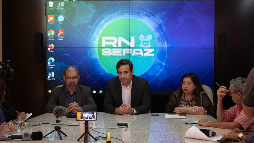 Imagem 1 - RN abre período de adesão ao maior programa de estímulo à renegociação de débitos com o estado. O Programa de Refinanciamento e Regularização Fiscal do RN (Novo Refis 2023) oferece descontos de até 99% sobre os juros e multas e, no caso específico do ITCD, uma redução de 50% sobre o valor do imposto devido. O percentual de abatimento varia de acordo com a modalidade de pagamento do débito. Se a dívida for quitada à vista, os descontos são maiores. Outra opção é o parcelamento, que pode ser feito em até 60 meses. As adesões poderão ser feitas presencialmente nas unidades físicas da Secretaria Estadual de Fazenda, nos bairros de Petrópolis e Candelária, em Natal. O contribuinte ou cidadão também poderá acessar o programa pela internet no site oficial da PGE-RN ou pelo WhatsApp (84) 99933-3753. Imagem 1 - RN abre período de adesão ao maior programa de estímulo à renegociação de débitos com o estado. O Programa de Refinanciamento e Regularização Fiscal do RN (Novo Refis 2023) oferece descontos de até 99% sobre os juros e multas e, no caso específico do ITCD, uma redução de 50% sobre o valor do imposto devido. O percentual de abatimento varia de acordo com a modalidade de pagamento do débito. Se a dívida for quitada à vista, os descontos são maiores. Outra opção é o parcelamento, que pode ser feito em até 60 meses. As adesões poderão ser feitas presencialmente nas unidades físicas da Secretaria Estadual de Fazenda, nos bairros de Petrópolis e Candelária, em Natal. O contribuinte ou cidadão também poderá acessar o programa pela internet no site oficial da PGE-RN ou pelo WhatsApp (84) 99933-3753.