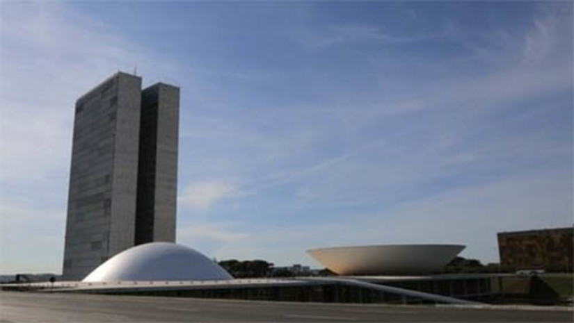   [COLUNA ESPLANADA] O Governo Federal, por meio do Tesouro Nacional, desembolsou mais de R$ 8 bilhões nos últimos oito meses para arcar com calotes de Estados. Os entes que receberam os maiores valores foram Minas Gerais (R$ 2,29 bilhões, ou 30,08 % do total), Rio de Janeiro (R$ 2,29 bilhões, ou 30,06 % do total), Rio Grande do Sul (R$ 742,19 milhões, ou 9,74% do total) e Maranhão (R$ 681,40 milhões, ou 8,95 % do total). Desde 2016, no total, a União arcou com o pagamento de R$ 59,31 bilhões para honrar garantias em operações de crédito e recuperou, até agora, apenas R$ 5,61 bilhões (9,46%) desse montante por meio da execução de contragarantias dos Estados inadimplentes.