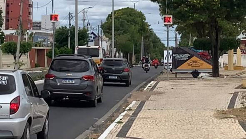Imagem 1 - Luís Correia explica novo teste com radares na Av. João da Escóssia, em Mossoró. De acordo com o diretor executivo de mobilidade do município, equipamentos semelhantes, de outra empresa, já haviam sido testados esse ano, mas não cumpriram os requisitos previstos na licitação. O novo teste está sendo realizado desde ontem (18) e os radares já serão desligados nesta quarta (20). Futuramente, quando estiverem em pleno funcionamento, servirão tanto como redutores de velocidade, quanto para identificar veículos com possíveis restrições como roubo, furto e multas. Imagem 1 - Luís Correia explica novo teste com radares na Av. João da Escóssia, em Mossoró. De acordo com o diretor executivo de mobilidade do município, equipamentos semelhantes, de outra empresa, já haviam sido testados esse ano, mas não cumpriram os requisitos previstos na licitação. O novo teste está sendo realizado desde ontem (18) e os radares já serão desligados nesta quarta (20). Futuramente, quando estiverem em pleno funcionamento, servirão tanto como redutores de velocidade, quanto para identificar veículos com possíveis restrições como roubo, furto e multas.