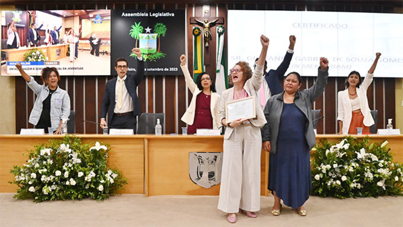 Imagem 1 -  Por iniciativa da deputada Isolda Dantas (PT), o Parlamento realizou Sessão Solene em homenagem à Semana Estadual da Juventude e entregou comendas a jovens, representantes e instituições que tiveram atuações destacadas em prol dessa parcela da população. "A Juventude, em razão de vulnerabilidades econômicas e políticas, foi um dos públicos que mais foram afetados desde 2016, com impactos de desemprego, interrupção da formação, precarização de vínculos trabalhistas e impedimento de entrada no mercado de trabalho. Trataram a juventude brasileira como um inimigo do Estado armado. Mas esse tempo ficou para trás", disse a deputada.