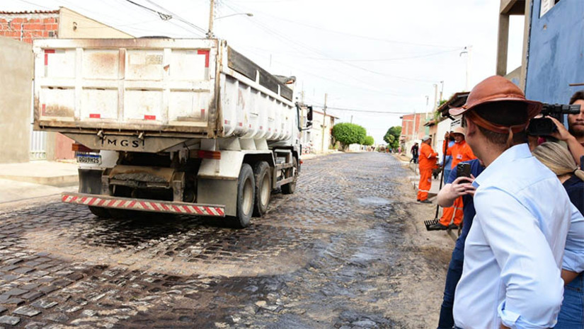 Imagem 1 - Allyson vai iniciar mais três novas obras do Programa Mossoró Realiza nesta quarta, 20. As obras contemplam as áreas de saneamento e pavimentação asfáltica que irão beneficiar importantes regiões da cidade, e acontecerão na Avenida Alberto Maranhão, Avenida Benício Filho e Avenida General Péricles , na Ilha de Santa Luzia. “A cada obra que iniciamos e entregamos é um sentimento de gratidão em nosso coração, por poder proporcionar avanços para o nosso município e melhor qualidade de vida para o nosso povo. É mais um passo importante de um programa onde o principal objetivo é dar dignidade para a população mossoroense,” destacou o prefeito de Mossoró Imagem 1 - Allyson vai iniciar mais três novas obras do Programa Mossoró Realiza nesta quarta, 20. As obras contemplam as áreas de saneamento e pavimentação asfáltica que irão beneficiar importantes regiões da cidade, e acontecerão na Avenida Alberto Maranhão, Avenida Benício Filho e Avenida General Péricles , na Ilha de Santa Luzia. “A cada obra que iniciamos e entregamos é um sentimento de gratidão em nosso coração, por poder proporcionar avanços para o nosso município e melhor qualidade de vida para o nosso povo. É mais um passo importante de um programa onde o principal objetivo é dar dignidade para a população mossoroense,” destacou o prefeito de Mossoró