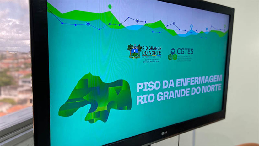 Imagem 1 -  Profissionais da enfermagem do RN começam a receber o repasse do piso ainda em setembro. A primeira parcela será paga no sábado (30), a mais de três mil profissionais da enfermagem ligados à Secretaria de Estado da Saúde Pública (Sesap). Outros 1,6 mil trabalhadores da rede de hospitais contratados também receberão valores, a serem pagos diretamente pelas empresas e entidades filantrópicas após repasse da Sesap no próximo dia 23. O repasse financeiro foi detalhado nesta terça-feira (19) pela equipe da Sesap. Os valores que vão cair na conta das servidoras e servidores efetivos ou temporários diz respeito ao período entre maio, quando a lei do piso da enfermagem entrou em vigor, e agosto, seguindo a portaria do Ministério da Saúde que confirmou a transferência de recursos. 