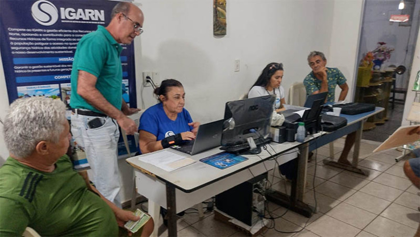 Imagem 1 - Mais de 250 produtores de 5 municípios são regularizados em mutirão do Igarn Itinerante . O mutirão aconteceu de 12 a 15 de setembro, nos municípios de Carnaubais, Assu, Ipanguaçu, Alto do Rodrigues e Felipe Guerra. Ao todo, 254 produtores e irrigantes compareceram para buscar sua Outorga de Uso da Água ou Certificado de Uso Insignificante. Este também foi o primeiro Igarn Itinerante após o lançamento e operacionalização do novo Sistema Integrado de Gestão das Águas (Siga). Imagem 1 - Mais de 250 produtores de 5 municípios são regularizados em mutirão do Igarn Itinerante . O mutirão aconteceu de 12 a 15 de setembro, nos municípios de Carnaubais, Assu, Ipanguaçu, Alto do Rodrigues e Felipe Guerra. Ao todo, 254 produtores e irrigantes compareceram para buscar sua Outorga de Uso da Água ou Certificado de Uso Insignificante. Este também foi o primeiro Igarn Itinerante após o lançamento e operacionalização do novo Sistema Integrado de Gestão das Águas (Siga).