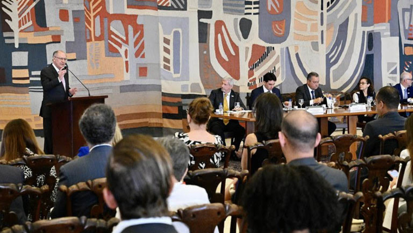 Imagem 1 - Alckmin destaca potenciais do Brasil para atração de investimento externo. Segundo o presidente em exercício, Geraldo Alckmin, o país vive um bom momento e atende aos requisitos de produzir bem, barato e de forma sustentável. “A pergunta sempre foi onde produzo bem e barato. Hoje, a pergunta é onde produzo bem, barato e consigo compensar as emissões de gases de efeito estufa e carbono: é o Brasil. O Brasil deve ter grandes oportunidades. Hoje já é o segundo receptor de investimento externo direto”, disse ele em cerimônia de apresentação do Novo PAC para cerca de 50 representantes de países estrangeiros, no Palácio Itamaraty. Imagem 1 - Alckmin destaca potenciais do Brasil para atração de investimento externo. Segundo o presidente em exercício, Geraldo Alckmin, o país vive um bom momento e atende aos requisitos de produzir bem, barato e de forma sustentável. “A pergunta sempre foi onde produzo bem e barato. Hoje, a pergunta é onde produzo bem, barato e consigo compensar as emissões de gases de efeito estufa e carbono: é o Brasil. O Brasil deve ter grandes oportunidades. Hoje já é o segundo receptor de investimento externo direto”, disse ele em cerimônia de apresentação do Novo PAC para cerca de 50 representantes de países estrangeiros, no Palácio Itamaraty.