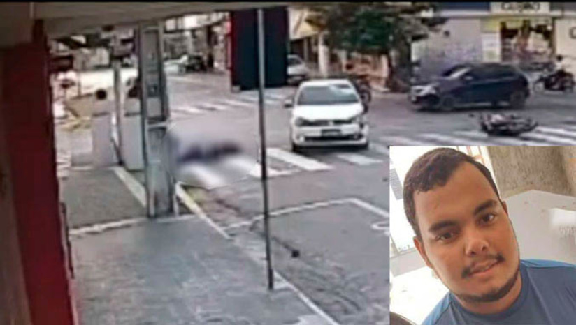 Imagem 1 - Jovem que se envolveu em acidente de trânsito no Centro de Mossoró morre no HRTM. Paulo Isac da Silva Filgueira, de 22 anos, colidiu sua motocicleta em um carro, no sábado (16), no cruzamento das ruas Santos Dumont com Idalino de Oliveira. O acidente foi registrado por câmera de segurança de lojas próximas. O rapaz foi socorrido em estado grave para o Hospital Regional Tarcísio Maia. Nesta quarta-feira (20), ele acabou não resistindo aos ferimentos. A Polícia Civil deverá instaurar inquérito para averiguar quem teria sido o responsável pelo acidente. No início deste ano, o mototaxista João Batista da Silva, de 48 anos, também perdeu a vida em um acidente semelhante, no mesmo cruzamento; relembre. Imagem 1 - Jovem que se envolveu em acidente de trânsito no Centro de Mossoró morre no HRTM. Paulo Isac da Silva Filgueira, de 22 anos, colidiu sua motocicleta em um carro, no sábado (16), no cruzamento das ruas Santos Dumont com Idalino de Oliveira. O acidente foi registrado por câmera de segurança de lojas próximas. O rapaz foi socorrido em estado grave para o Hospital Regional Tarcísio Maia. Nesta quarta-feira (20), ele acabou não resistindo aos ferimentos. A Polícia Civil deverá instaurar inquérito para averiguar quem teria sido o responsável pelo acidente. No início deste ano, o mototaxista João Batista da Silva, de 48 anos, também perdeu a vida em um acidente semelhante, no mesmo cruzamento; relembre.