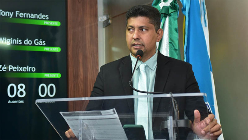 Imagem 1 - Vereador Genilson Alves repudia lei que autoriza sacrifício de animais em Apodi. O parlamentar defendeu que o chefe do Executivo apodiense vete a proposta. Segundo Genilson, as discussões em prol da causa animal já comprovaram a senciência dos animais, ou seja, é comprovado que os animais possuem a capacidade de sentir, isso inclui estados e emoções positivos e/ou negativos. “O que me deixa mais triste é o projeto ser aprovado por unanimidade. Não sou um ativista, mas todas as ações relacionadas à causa animal têm minha digital a favor desse ser tão importante, que traz muitas felicidades e contribui muito com a cidade de Mossoró”, afirmou Genilson. Imagem 1 - Vereador Genilson Alves repudia lei que autoriza sacrifício de animais em Apodi. O parlamentar defendeu que o chefe do Executivo apodiense vete a proposta. Segundo Genilson, as discussões em prol da causa animal já comprovaram a senciência dos animais, ou seja, é comprovado que os animais possuem a capacidade de sentir, isso inclui estados e emoções positivos e/ou negativos. “O que me deixa mais triste é o projeto ser aprovado por unanimidade. Não sou um ativista, mas todas as ações relacionadas à causa animal têm minha digital a favor desse ser tão importante, que traz muitas felicidades e contribui muito com a cidade de Mossoró”, afirmou Genilson.
