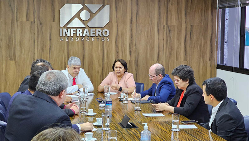 Imagem 1 - Gestão do aeroporto de Mossoró será transferida para a Infraero em 28 de setembro. A governadora Fátima Bezerra anunciou a transferência de outorga do Governo do Estado para a estatal nesta quarta-feira (20), em Brasília. O ministro de Portos e Aeroportos, Silvio Filho, virá ao Rio Grande do Norte para a solenidade de assinatura, que acontece na semana em que o Governo do Estado transfere a sede para Mossoró. “Tudo se encaminhando para trazer mais desenvolvimento e turismo para o Rio Grande do Norte”, afirmou a chefe do executivo estadual. Imagem 1 - Gestão do aeroporto de Mossoró será transferida para a Infraero em 28 de setembro. A governadora Fátima Bezerra anunciou a transferência de outorga do Governo do Estado para a estatal nesta quarta-feira (20), em Brasília. O ministro de Portos e Aeroportos, Silvio Filho, virá ao Rio Grande do Norte para a solenidade de assinatura, que acontece na semana em que o Governo do Estado transfere a sede para Mossoró. “Tudo se encaminhando para trazer mais desenvolvimento e turismo para o Rio Grande do Norte”, afirmou a chefe do executivo estadual.