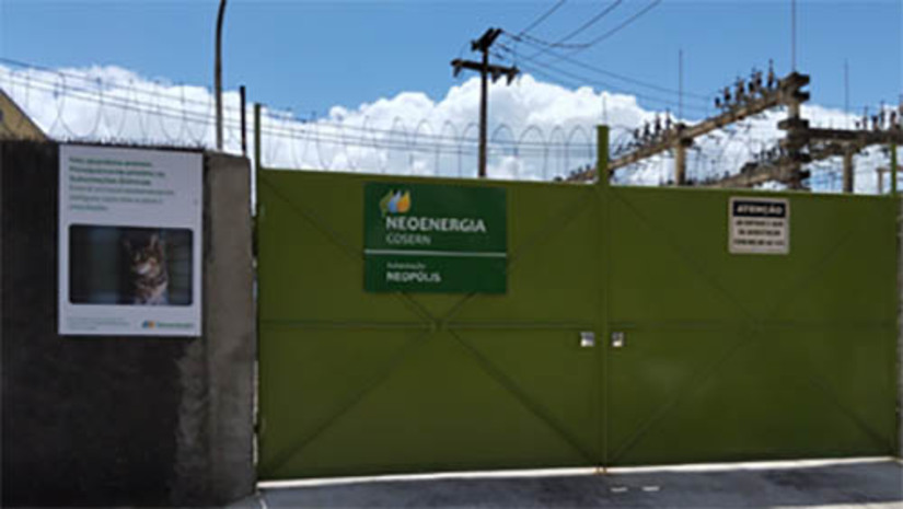 Imagem 1 - Abandonar animais próximos às Subestações Elétricas é crime e pode gerar graves acidentes. O abandono de animais é crime previsto na Lei Federal 9.605/1998 amplificada com a Lei Federal 14.064/2020. Os animais, principalmente cães e gatos, costumam entrar em áreas de acesso restrito em busca de comida e abrigo. Além de risco à vida deles, a presença desses animais nas Subestações Elétricas pode causar sérios problemas às distribuidoras e, principalmente, à população, como a interrupção no fornecimento de energia elétrica e até mesmo o risco de incêndios. Imagem 1 - Abandonar animais próximos às Subestações Elétricas é crime e pode gerar graves acidentes. O abandono de animais é crime previsto na Lei Federal 9.605/1998 amplificada com a Lei Federal 14.064/2020. Os animais, principalmente cães e gatos, costumam entrar em áreas de acesso restrito em busca de comida e abrigo. Além de risco à vida deles, a presença desses animais nas Subestações Elétricas pode causar sérios problemas às distribuidoras e, principalmente, à população, como a interrupção no fornecimento de energia elétrica e até mesmo o risco de incêndios.