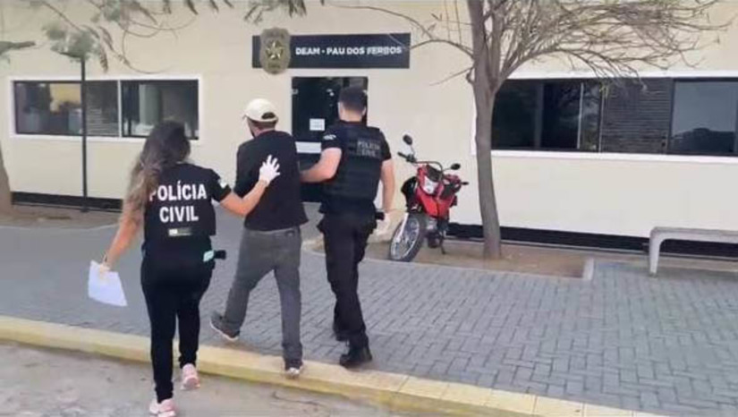 Imagem 1 - Homem quebra a casa da mãe de 77 anos, após ela se negar lhe dar dinheiro para comprar drogas. O suspeito, identificado como Francisco Hélio, de 38 anos, teria destruído diversos bens móveis na casa de sua mãe, que também está enferma. Ele foi preso em flagrante, no momento em que deixava a casa da idosa. A denúncia foi feita pela irmã dele, que procurou a polícia para informar que o homem estava promovendo destruição na residência, pelo fato de a mãe ter se negado a lhe fornecer dinheiro para comprar drogas. Após a prisão, ele foi encaminhado ao sistema prisional, onde permanecerá à disposição da Justiça. Imagem 1 - Homem quebra a casa da mãe de 77 anos, após ela se negar lhe dar dinheiro para comprar drogas. O suspeito, identificado como Francisco Hélio, de 38 anos, teria destruído diversos bens móveis na casa de sua mãe, que também está enferma. Ele foi preso em flagrante, no momento em que deixava a casa da idosa. A denúncia foi feita pela irmã dele, que procurou a polícia para informar que o homem estava promovendo destruição na residência, pelo fato de a mãe ter se negado a lhe fornecer dinheiro para comprar drogas. Após a prisão, ele foi encaminhado ao sistema prisional, onde permanecerá à disposição da Justiça.