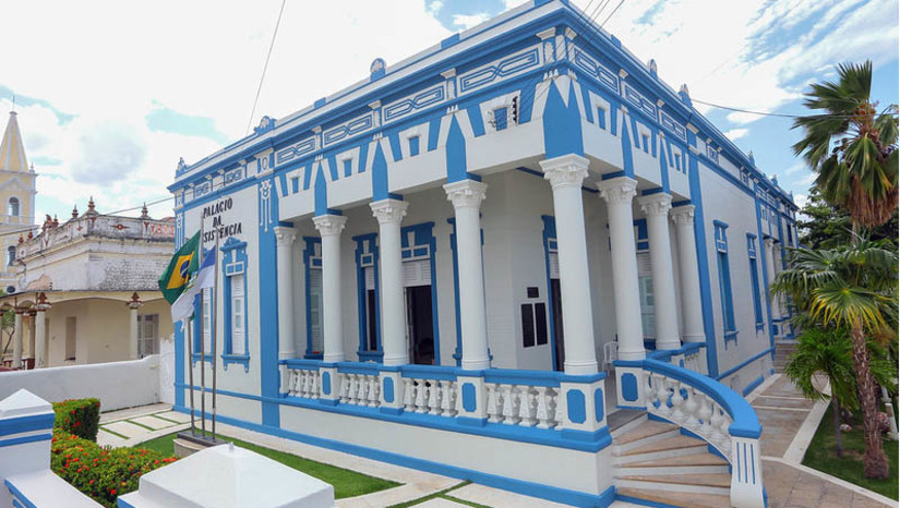 Imagem 1 - Prefeitura de Mossoró realiza o repasse do pagamento referente ao piso da enfermagem. O repasse foi realizado nesta quinta-feira (21). Através da Lei n.º 69/2023, de autoria do Executivo, o município garantiu o pagamento do piso salarial nacional da enfermagem, beneficiando diretamente enfermeiros, técnicos e auxiliares de enfermagem lotados no município de Mossoró. Para assegurar o pagamento do piso, a Prefeitura sancionou a Lei n.º 69/2023, que permite o uso de repasses da União como assistência financeira para a equiparação do valor do piso da categoria. Ao todo, o investimento na folha ultrapassa R$ 930 mil. Imagem 1 - Prefeitura de Mossoró realiza o repasse do pagamento referente ao piso da enfermagem. O repasse foi realizado nesta quinta-feira (21). Através da Lei n.º 69/2023, de autoria do Executivo, o município garantiu o pagamento do piso salarial nacional da enfermagem, beneficiando diretamente enfermeiros, técnicos e auxiliares de enfermagem lotados no município de Mossoró. Para assegurar o pagamento do piso, a Prefeitura sancionou a Lei n.º 69/2023, que permite o uso de repasses da União como assistência financeira para a equiparação do valor do piso da categoria. Ao todo, o investimento na folha ultrapassa R$ 930 mil.