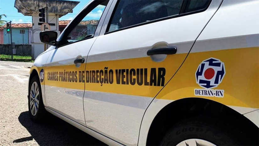 Imagem 1 - "Operação Habilis Facilis": servidores do Detran/RN são afastados corrupção e falsificação de dados. A operação foi deflagrada nesta sexta-feira (22), pelo Departamento de Combate a Corrupção e Lavagem de Dinheiro (DECCOR-LD) da Polícia Civil. O objetivo foi investigar fraudes nos exames para emissão da Carteira Nacional de Habilitação, no Departamento Estadual de Trânsito (DETRAN/RN). A operação resultou no cumprimento de 13 mandados de busca e apreensão contra servidores do órgão, despachantes e atravessadores. Foi ainda determinado pela Justiça o afastamento do cargo público de 6 examinadores e a restrição de acesso às imediações do Detran de mais 5 pessoas, pelo risco de cometimento de mais crimes. Os mandados de busca e apreensão foram cumpridos nas cidades de Natal, Parnamirim, Vera Cruz e Macaíba, no RN, além de Nova Iguaçu e Rio de Janeiro, ambas no RJ. Imagem 1 - "Operação Habilis Facilis": servidores do Detran/RN são afastados corrupção e falsificação de dados. A operação foi deflagrada nesta sexta-feira (22), pelo Departamento de Combate a Corrupção e Lavagem de Dinheiro (DECCOR-LD) da Polícia Civil. O objetivo foi investigar fraudes nos exames para emissão da Carteira Nacional de Habilitação, no Departamento Estadual de Trânsito (DETRAN/RN). A operação resultou no cumprimento de 13 mandados de busca e apreensão contra servidores do órgão, despachantes e atravessadores. Foi ainda determinado pela Justiça o afastamento do cargo público de 6 examinadores e a restrição de acesso às imediações do Detran de mais 5 pessoas, pelo risco de cometimento de mais crimes. Os mandados de busca e apreensão foram cumpridos nas cidades de Natal, Parnamirim, Vera Cruz e Macaíba, no RN, além de Nova Iguaçu e Rio de Janeiro, ambas no RJ.