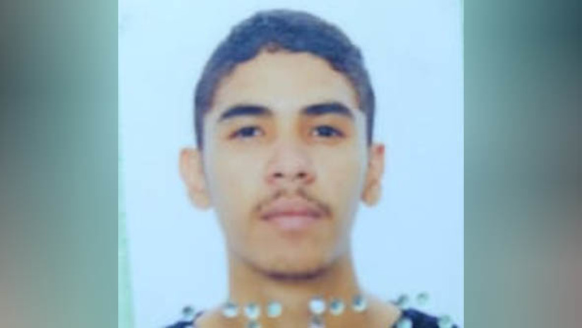 Imagem 1 -  Preso de justiça é assassinado a tiros no conjunto Jardim das Palmeiras, em Mossoró. O crime aconteceu no final da noite desta quinta-feira (21). Gledson Klebson Barbosa da Silva, de 21 anos, foi perseguido e morto dentro de uma residência, na qual entrou para tentar escapar do atirador. De acordo com informações do delegado Roberto Moura, a vítima morava distante cerca de 50 metros do local onde o crime aconteceu. Até o momento, sabe-se que ele respondia no regime semiaberto, monitorado por tornozeleira eletrônica, ao crime de roubo, mas ainda não é possível dizer se este fato teria ligação com sua morte. 