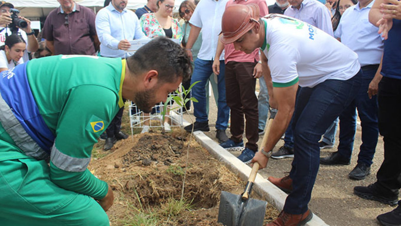 Imagem 1 -  Foram plantadas 80 mudas de plantas nativas das espécies Craibeira e Carnaubeira, em 1,12 quilômetros do canteiro central de toda a avenida. No local, houve também a instalação da Pedra Fundamental, que homenageia o comércio, além de serviços oferecidos por meio do Sesc e Senac. “É um momento muito importante, onde cada árvore que aqui é plantada é uma vida, é uma história", diz Allyson Bezerra. A gente vê a Prefeitura como um grande parceiro e aliado em bons projetos como esse”, enfatizou o presidente do Sindilojas, Michelson Frota.