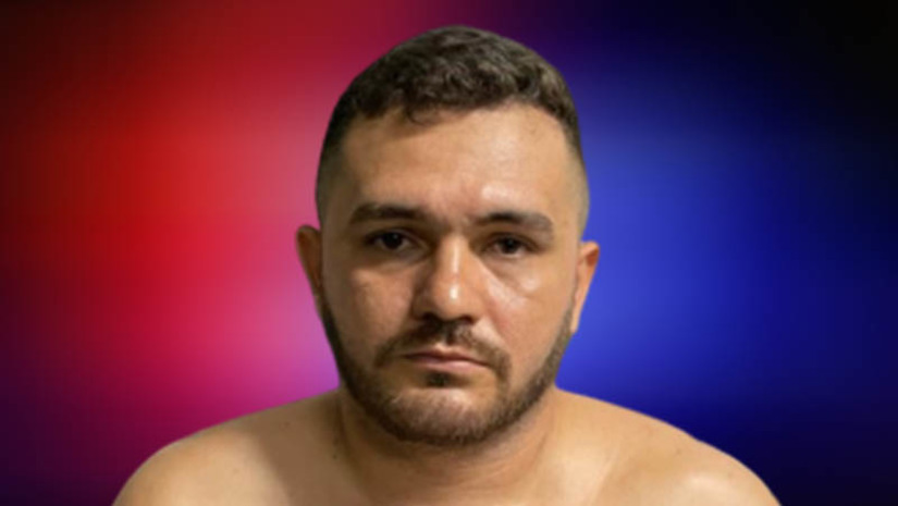 Imagem 1 - Investigado por envolvimento em ações de roubo a banco é preso em Mossoró. Wellington Duarte Correia, conhecido como “Juca”, de 28 anos, foi preso na sexta-feira (22), no Alto de São Manoel, pelo crime de posse irregular de arma de fogo e munição de uso permitido. Na residência do suspeito, foram encontrados diversas munições, um revólver calibre 38 e uma espingarda calibre 12. Na ocasião, também foram cumpridos mandados de prisão por associação criminosa, por receptação e por posse de munição e arma de fogo. Imagem 1 - Investigado por envolvimento em ações de roubo a banco é preso em Mossoró. Wellington Duarte Correia, conhecido como “Juca”, de 28 anos, foi preso na sexta-feira (22), no Alto de São Manoel, pelo crime de posse irregular de arma de fogo e munição de uso permitido. Na residência do suspeito, foram encontrados diversas munições, um revólver calibre 38 e uma espingarda calibre 12. Na ocasião, também foram cumpridos mandados de prisão por associação criminosa, por receptação e por posse de munição e arma de fogo.