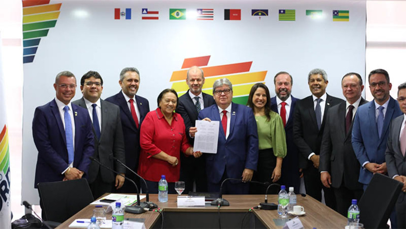 Imagem 1 - Governadores firmam parceria com Banco Mundial para estimular desenvolvimento do Nordeste. Termo de Cooperação assinado pela governadora Fátima Bezerra e demais governadores da região, nesta segunda-feira (25), em Brasília, garante projetos relacionados a hidrogênio verde e a preservação da Caatinga, além de projetos de energia solar, água e saneamento. “Precisamos celebrar este momento de reconhecimento do imenso potencial da nossa região para a produção de energia limpa para avançar, ainda mais, na expansão das energias renováveis tendo como foco a energia Offshore e Polo de Indústria Verde”, ressaltou a governadora Fátima Bezerra. Imagem 1 - Governadores firmam parceria com Banco Mundial para estimular desenvolvimento do Nordeste. Termo de Cooperação assinado pela governadora Fátima Bezerra e demais governadores da região, nesta segunda-feira (25), em Brasília, garante projetos relacionados a hidrogênio verde e a preservação da Caatinga, além de projetos de energia solar, água e saneamento. “Precisamos celebrar este momento de reconhecimento do imenso potencial da nossa região para a produção de energia limpa para avançar, ainda mais, na expansão das energias renováveis tendo como foco a energia Offshore e Polo de Indústria Verde”, ressaltou a governadora Fátima Bezerra.