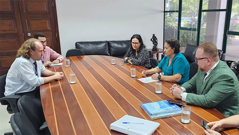 Imagem 1 - O presidente do IBAMA, Rodrigo Mendonça, disse a governadora Fátima Bezerra, que até a próxima sexta-feira, dia 29, libera a licença de operação para a Petrobras voltar a fazer buscas por petróleo e gás no Campo de Pitu e Anhangá, na margem equatorial, costa do Rio Grande do Norte. O presidente da Petrobras, Jean Paul Prates, havia declarado semana passada à Tribuna do Norte que assim que saísse esta licença, a Petrobras iria deslocar a sonda do litoral do Centro Oeste para começar a perfuração na costa do Rio Grande do Norte. Naquela ocasião, Jean acreditava que ainda este ano retomava as operações. O investimento será de 3 bilhões de dólares. A governadora Fátima Bezerra festeja. Imagem 1 - O presidente do IBAMA, Rodrigo Mendonça, disse a governadora Fátima Bezerra, que até a próxima sexta-feira, dia 29, libera a licença de operação para a Petrobras voltar a fazer buscas por petróleo e gás no Campo de Pitu e Anhangá, na margem equatorial, costa do Rio Grande do Norte. O presidente da Petrobras, Jean Paul Prates, havia declarado semana passada à Tribuna do Norte que assim que saísse esta licença, a Petrobras iria deslocar a sonda do litoral do Centro Oeste para começar a perfuração na costa do Rio Grande do Norte. Naquela ocasião, Jean acreditava que ainda este ano retomava as operações. O investimento será de 3 bilhões de dólares. A governadora Fátima Bezerra festeja.